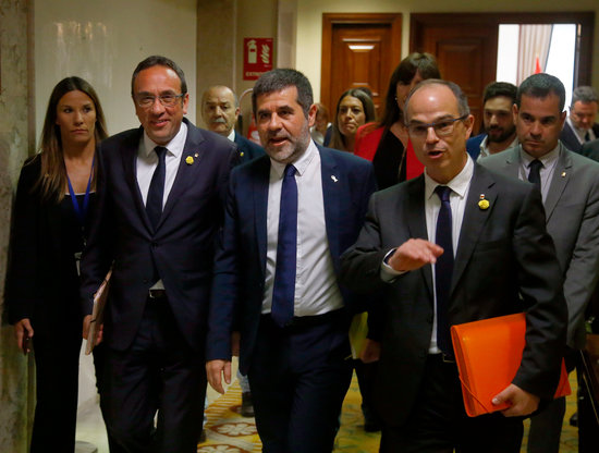 Jailed leaders, from left to right, Josep Rull, Jordi Sànchez, and Jordi Turull, walking through the Spanish congress (by Javier Barbancho)